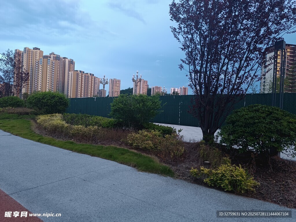 小区旁的宁静步道景观
