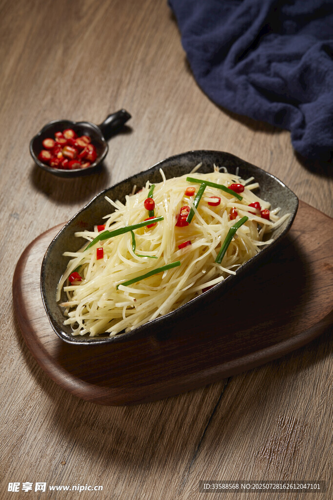 酸辣土豆丝 竖版侧面照