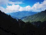 青山蓝天间的壮丽山景