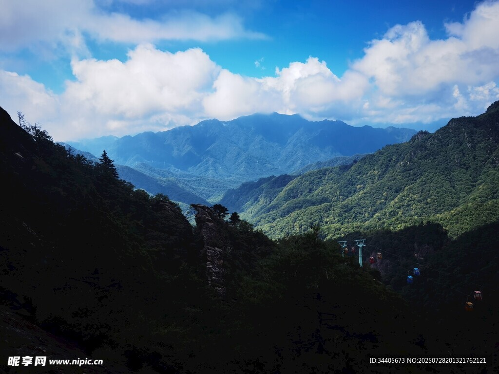 青山蓝天间的壮丽山景