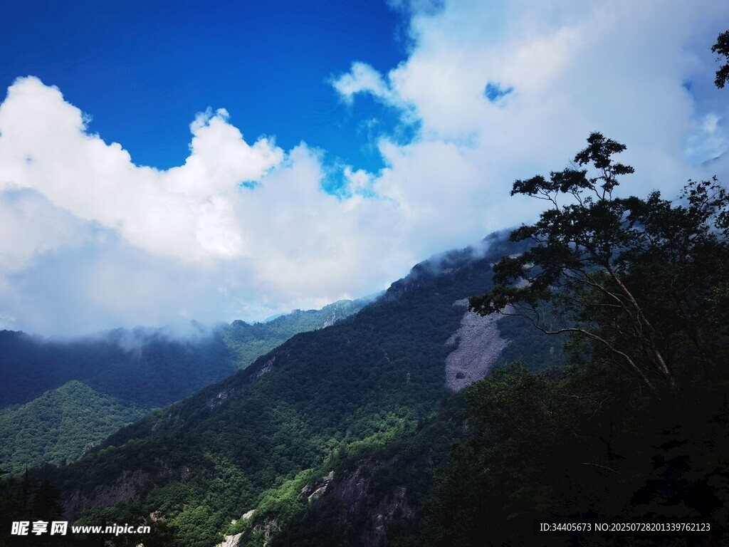 山峦云海间的壮美风光