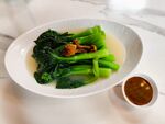 白盘清炒青菜配蘸料