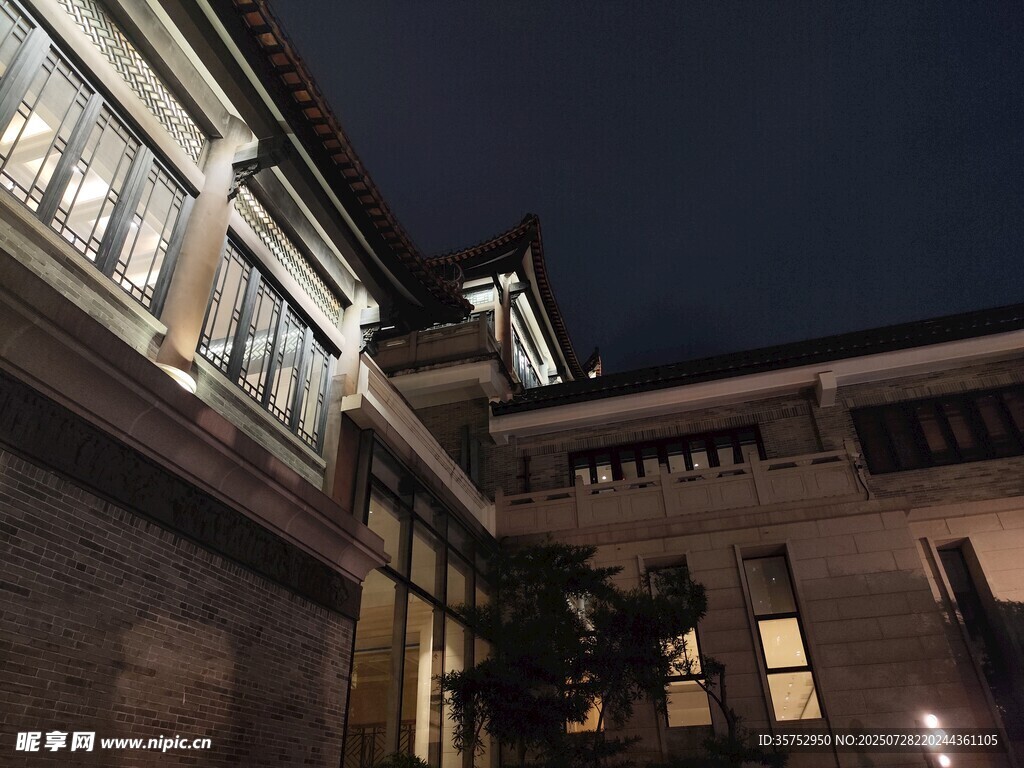 夜晚中的广州永庆古典建筑外观
