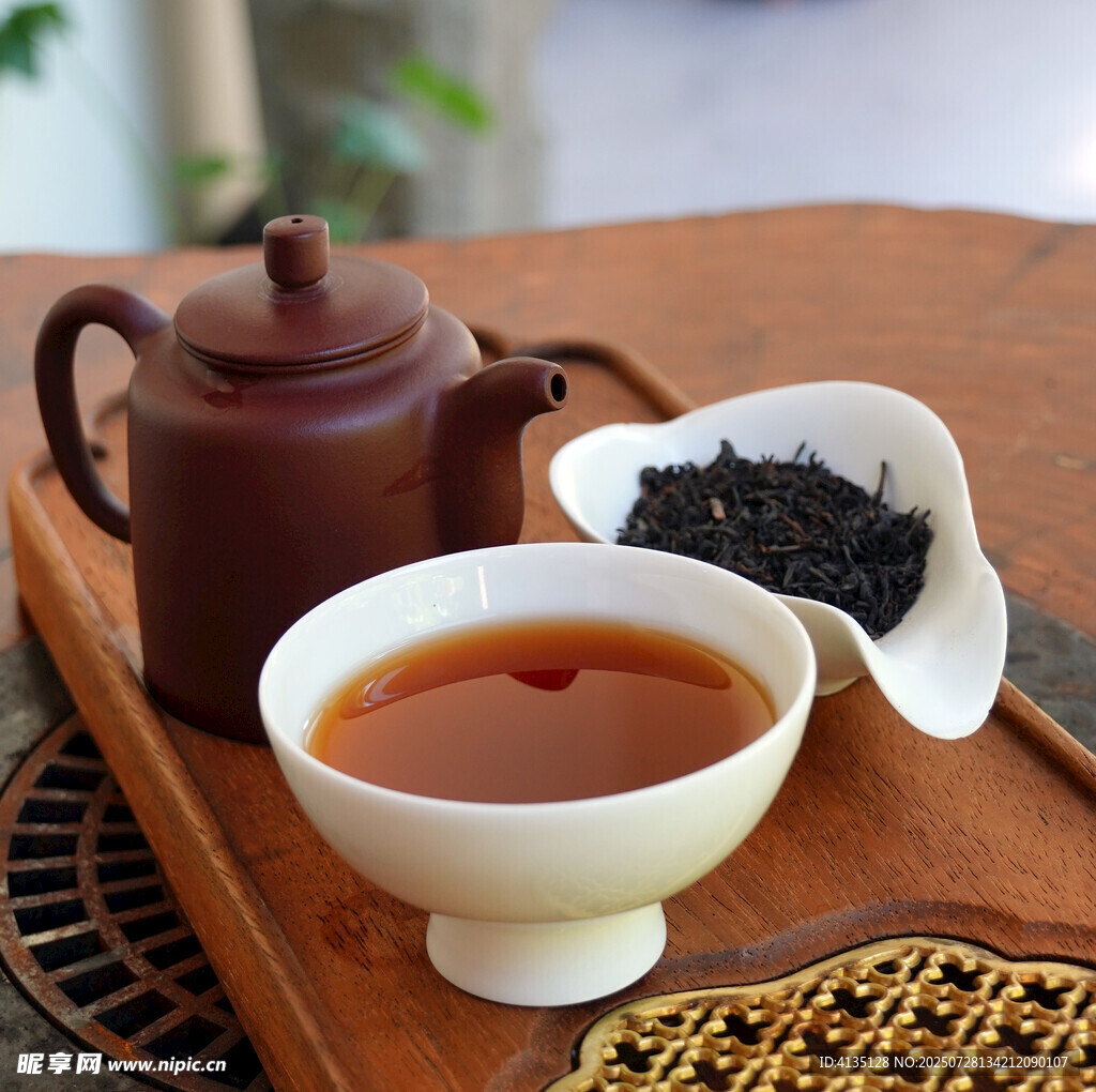 传统茶具与泡好的香醇茶汤
