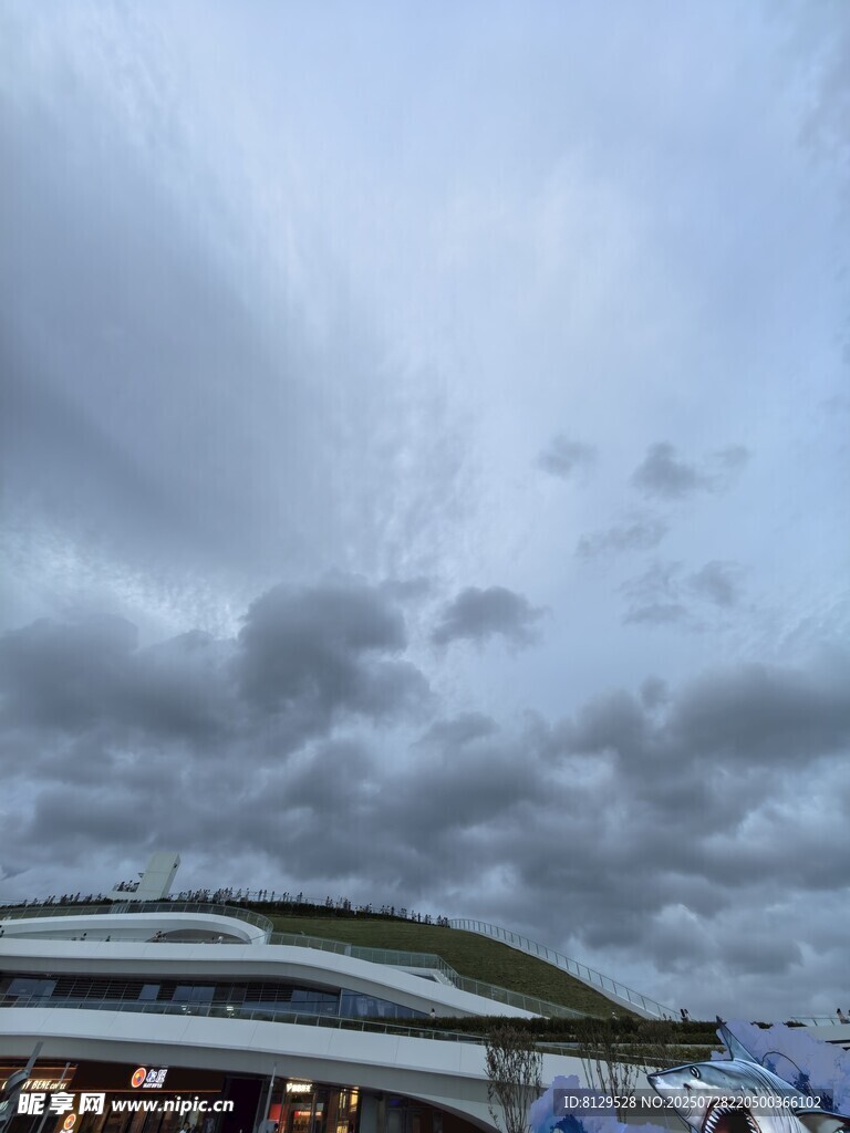 机场外观与阴沉天空