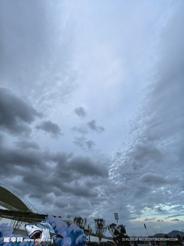 海边乌云下的人群景象