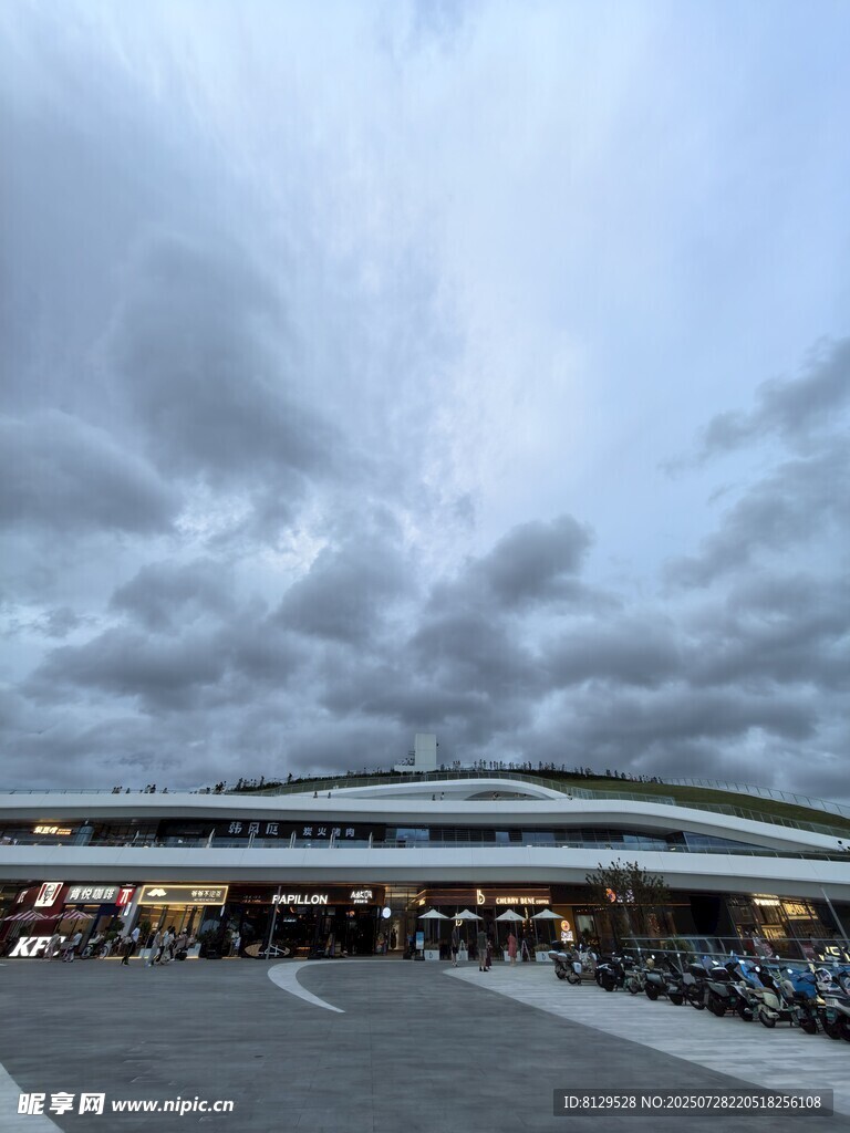 车站外观天空乌云密布