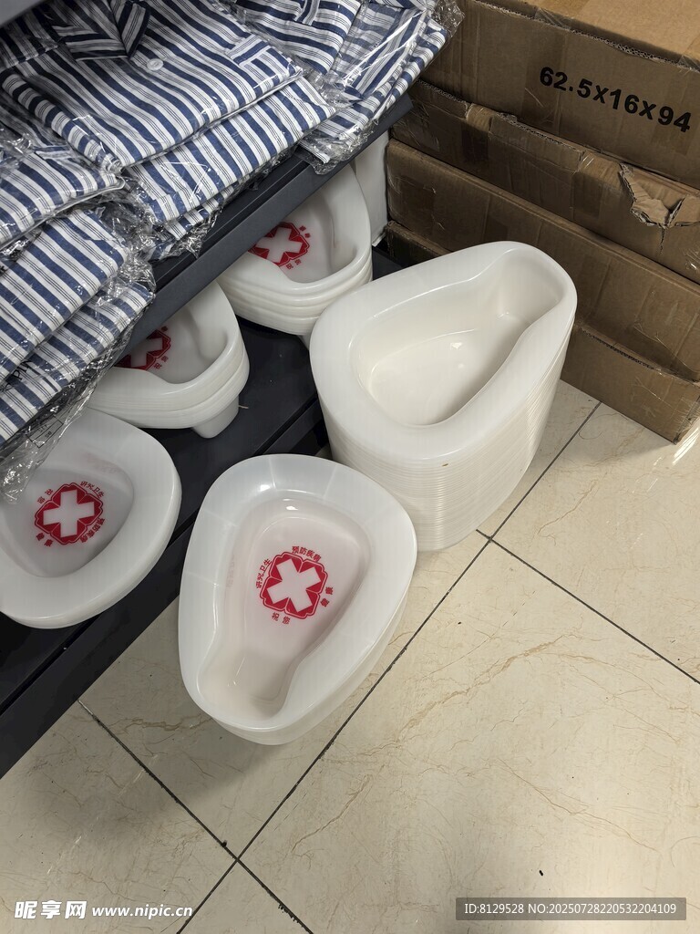 白色马桶展示于室内