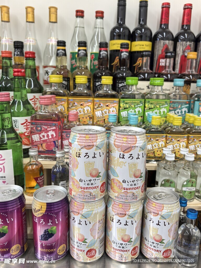 多彩酒品与罐装饮品陈列