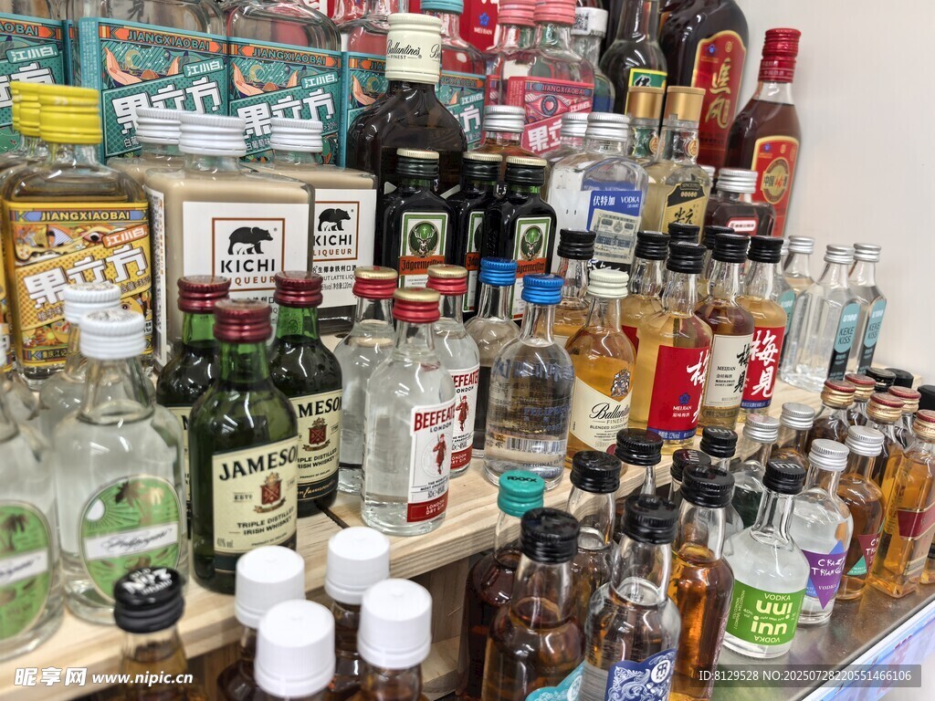 摆满多样酒品的货架