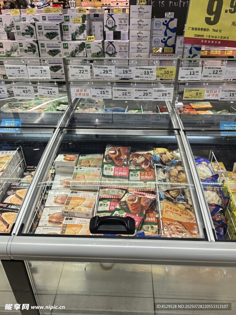 超市冰柜中的多样食品