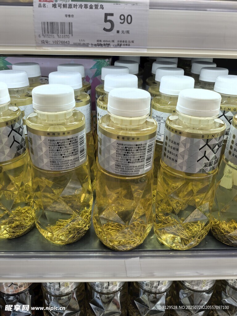 超市货架上的瓶装食用油