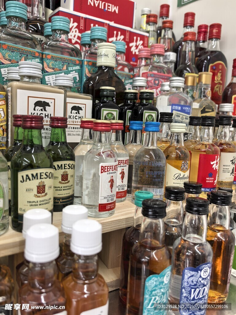 琳琅满目的酒类货架