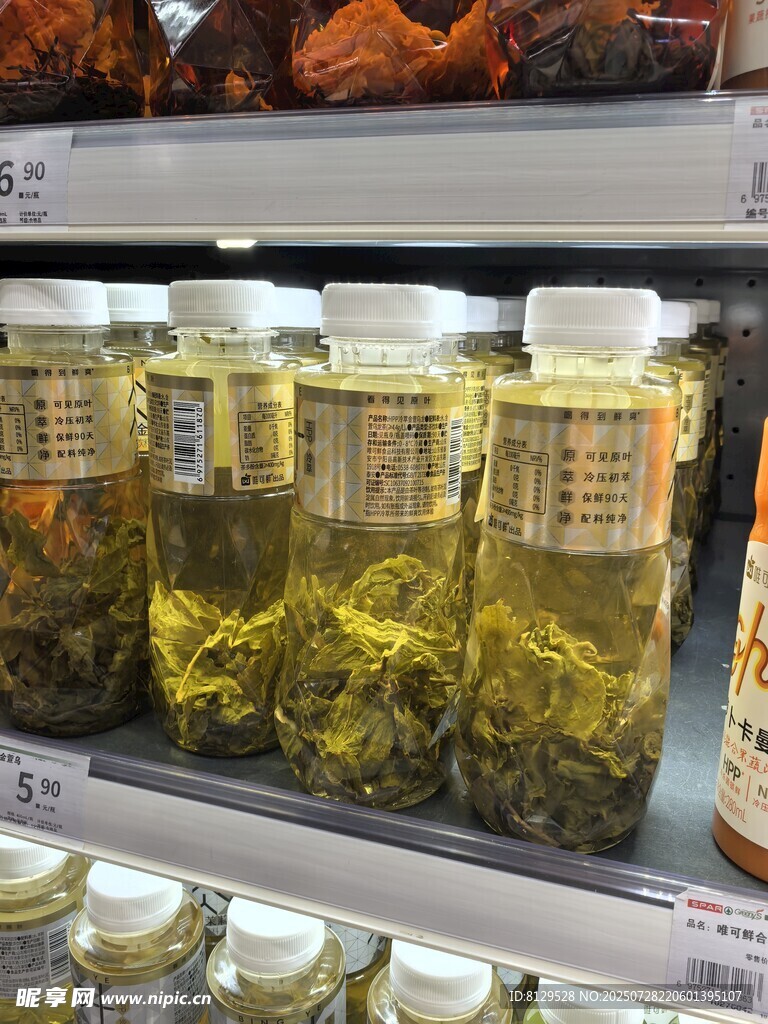 罐装茶叶展示架上的陈列