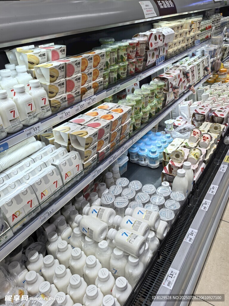 超市货架上琳琅满目的商品