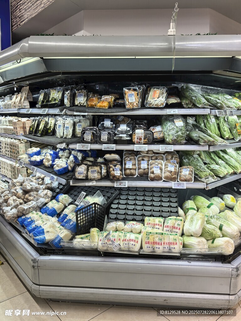 超市冷藏柜内丰富食品陈列