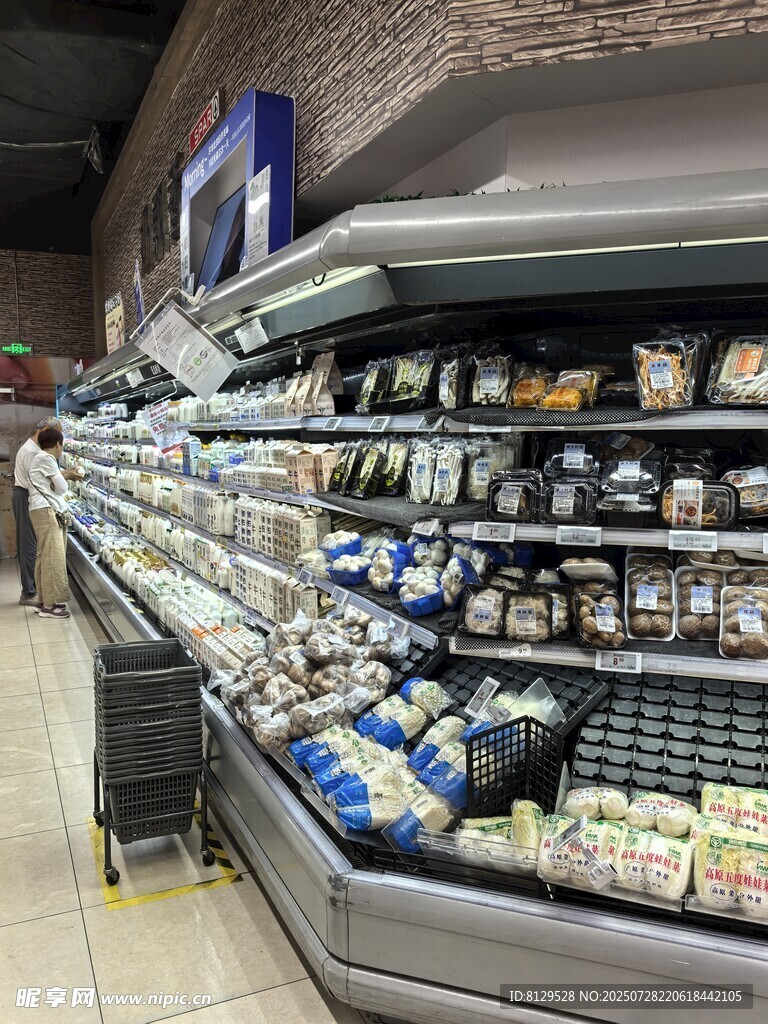 超市冷藏货架丰富商品陈列