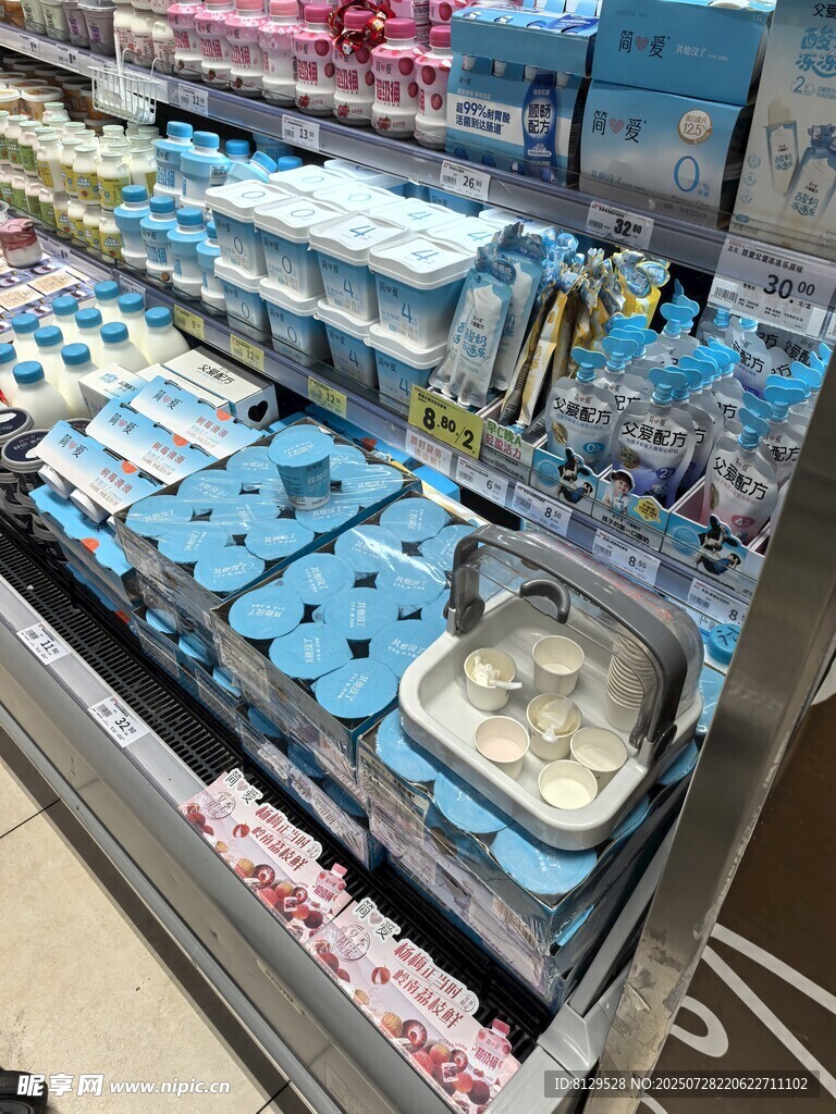 超市货架上的多样盒装商品