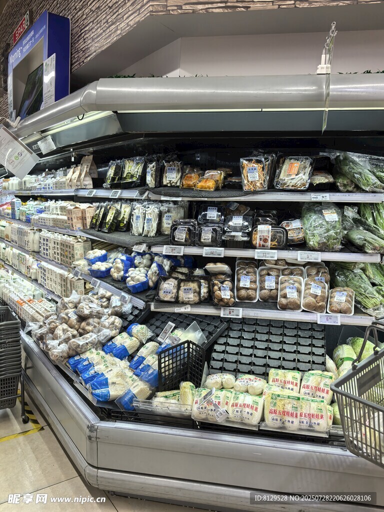 超市冷藏货架上的多样食品