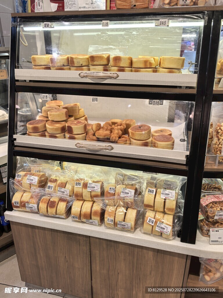 面包店陈列柜里的美味糕点