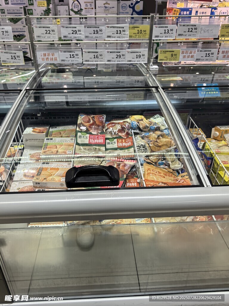 超市冰柜中的多样冷冻食品