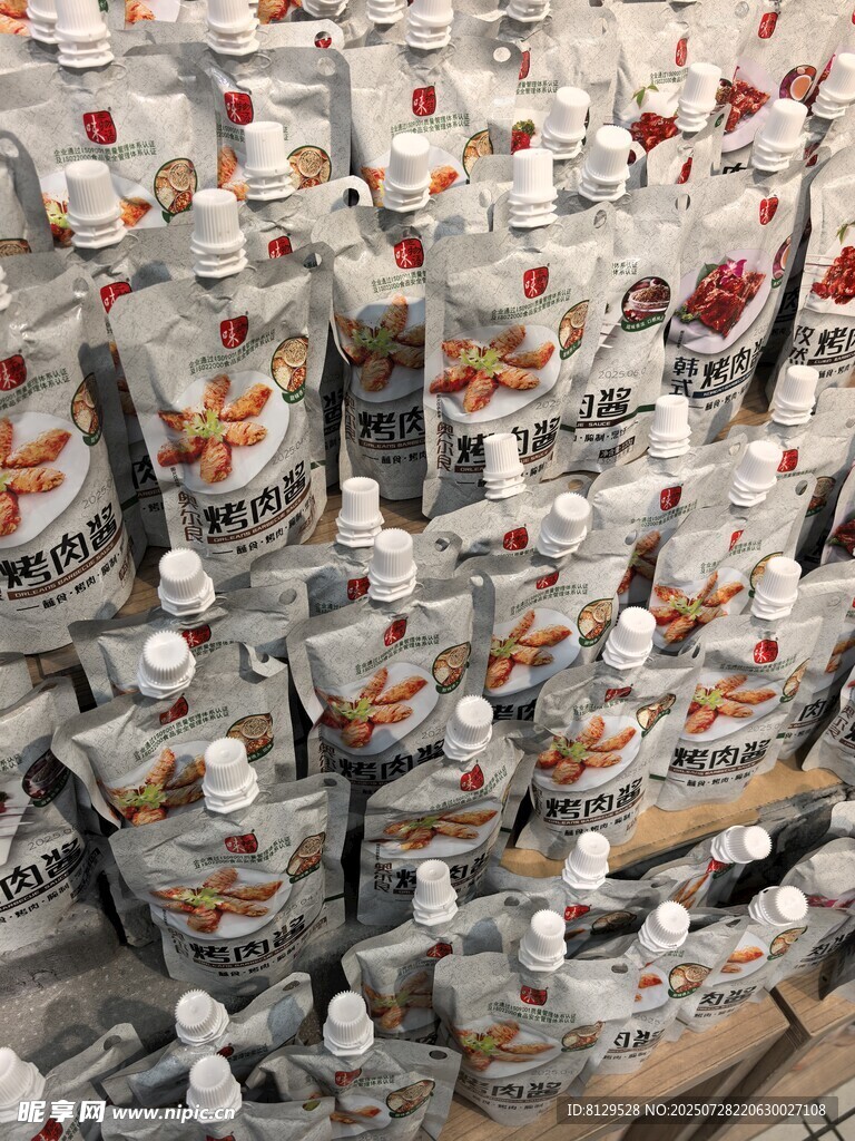 袋装食品整齐堆放