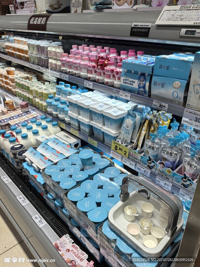 精致多样的冷藏甜品陈列