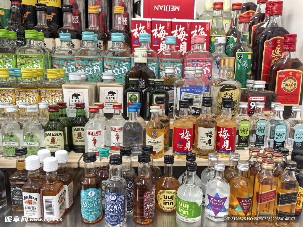 超市货架上琳琅满目的商品