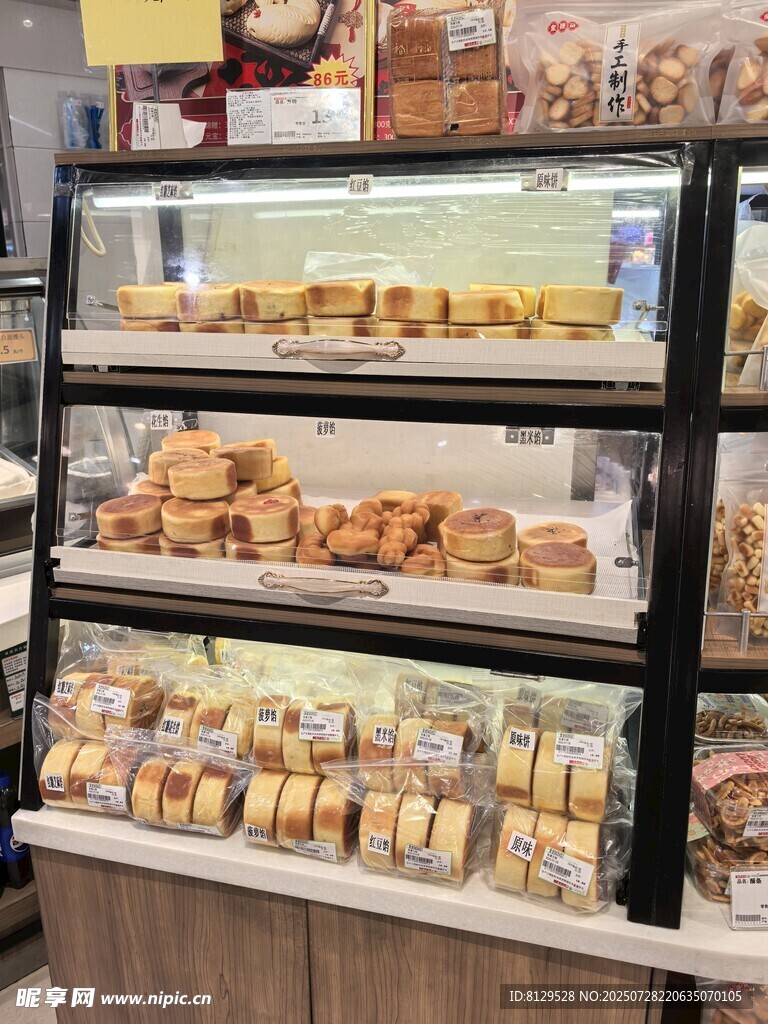 面包店展示柜里的多样糕点