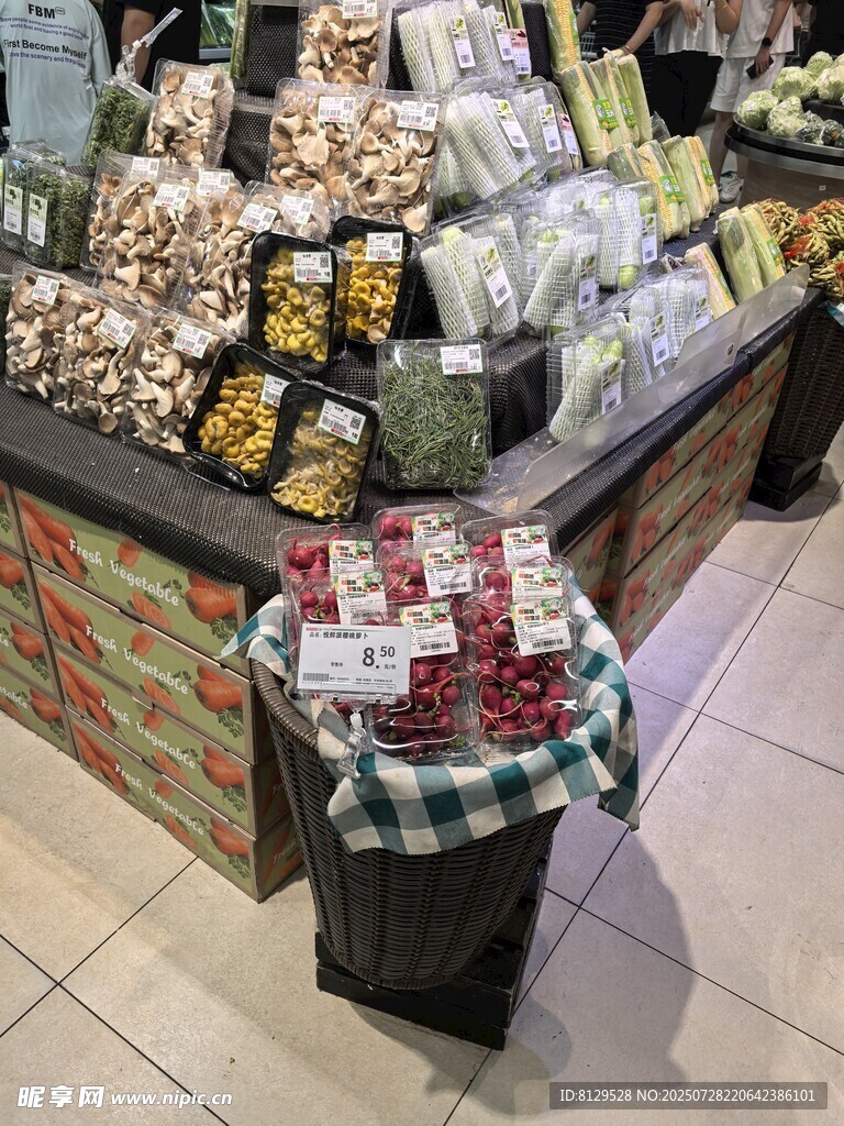 超市内琳琅满目的食品陈列