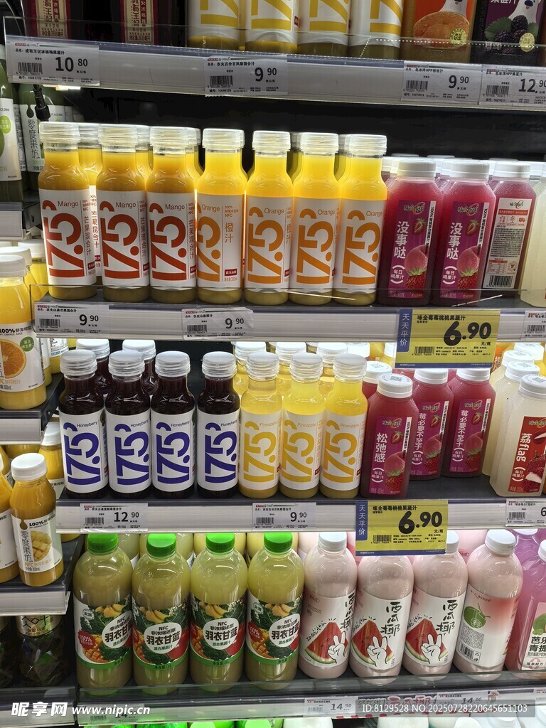超市货架上的多样瓶装饮品