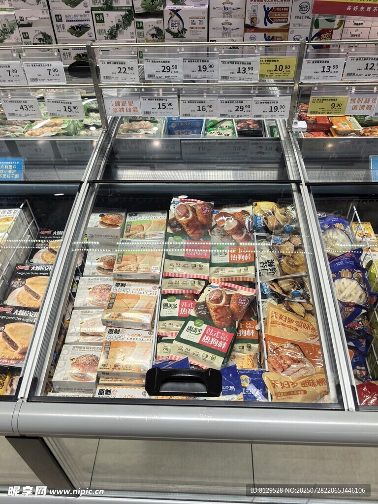 超市冰柜中的多样冷冻食品