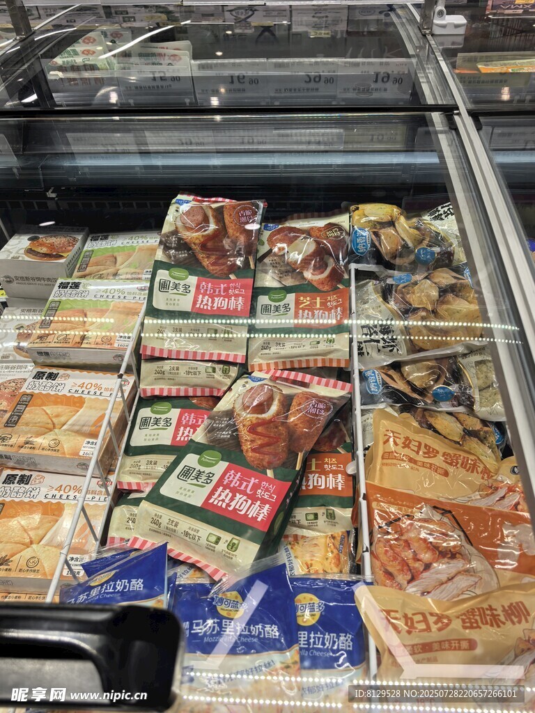 超市冰柜中的多样冷冻食品