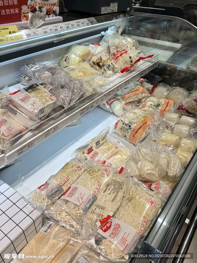 超市冷冻区的多样食品