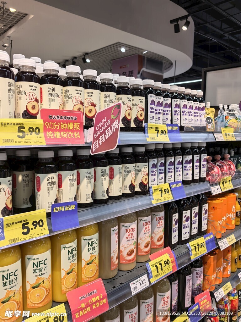 超市货架上琳琅满目的商品