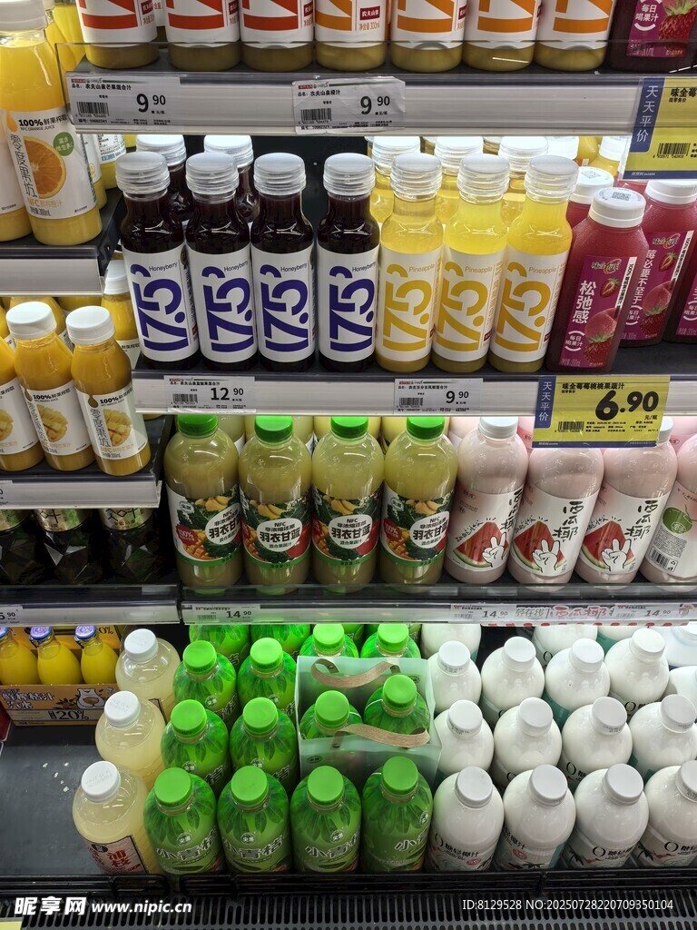 超市货架上的多样饮品