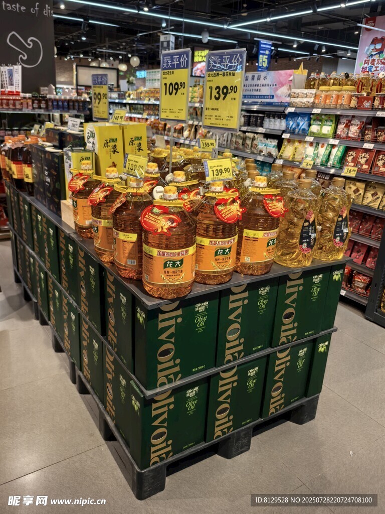 超市内水果整齐陈列