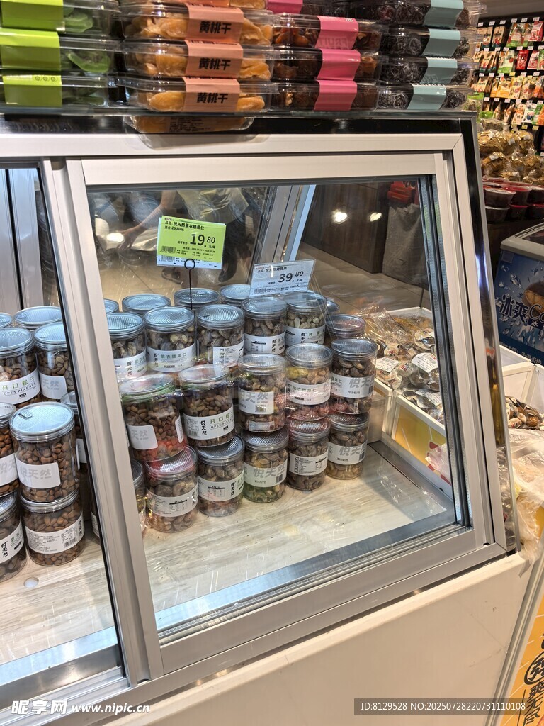 冷藏柜中的多样罐装食品