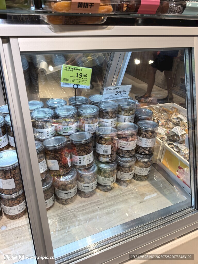 玻璃柜中的多样罐装食品