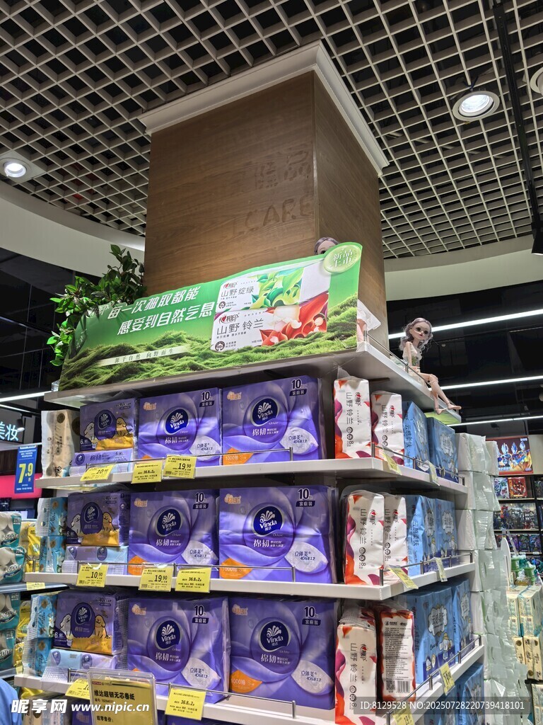 超市货架上的多样商品