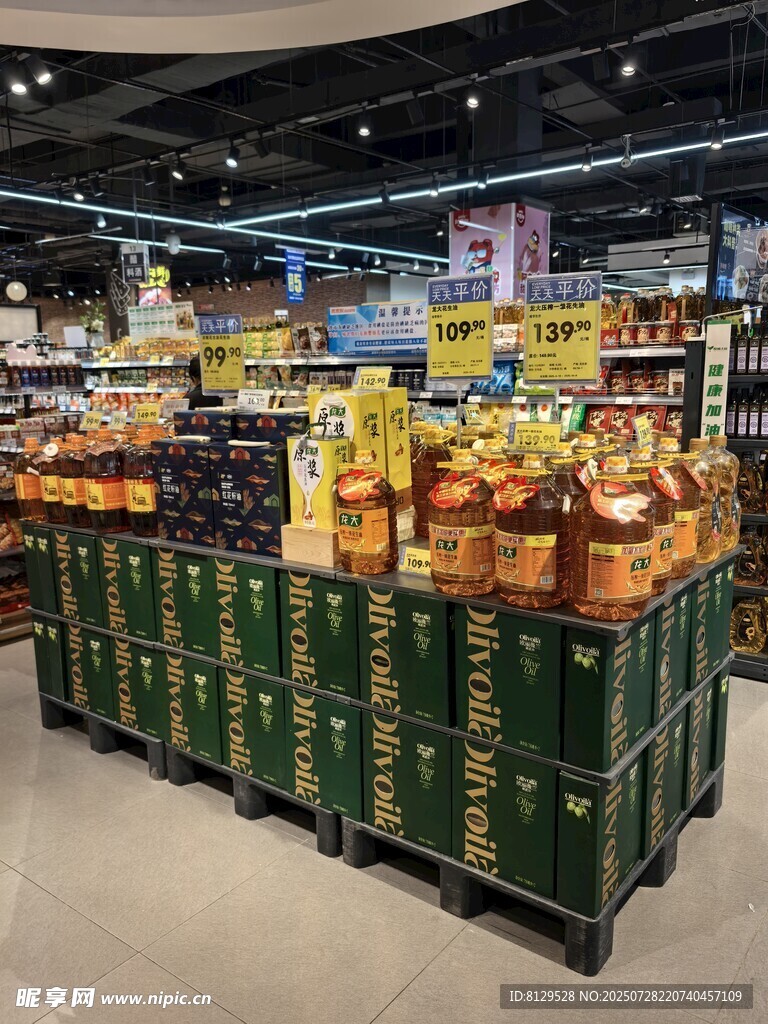 超市内整齐摆放的货品架