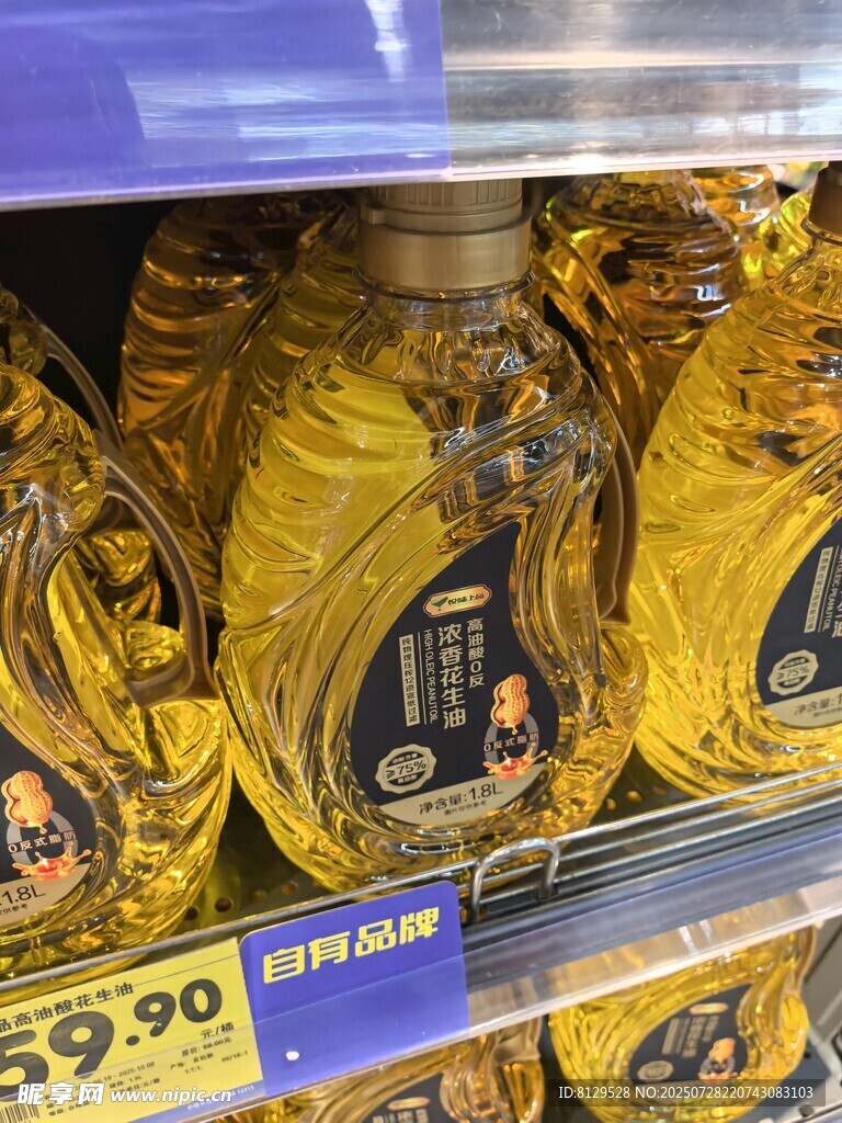 货架上的金色瓶装酒