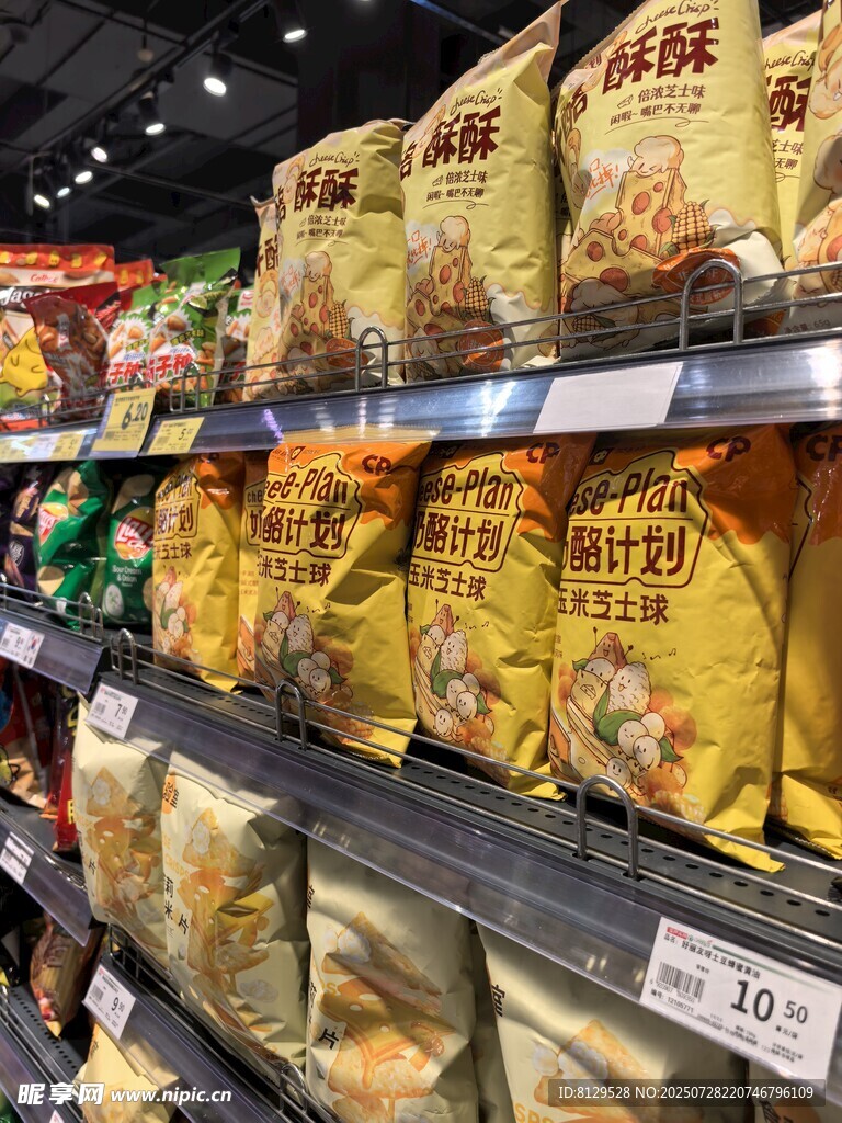 超市货架上的袋装食品陈列