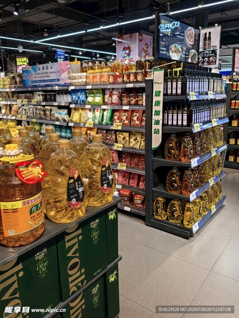 超市内琳琅满目的商品货架