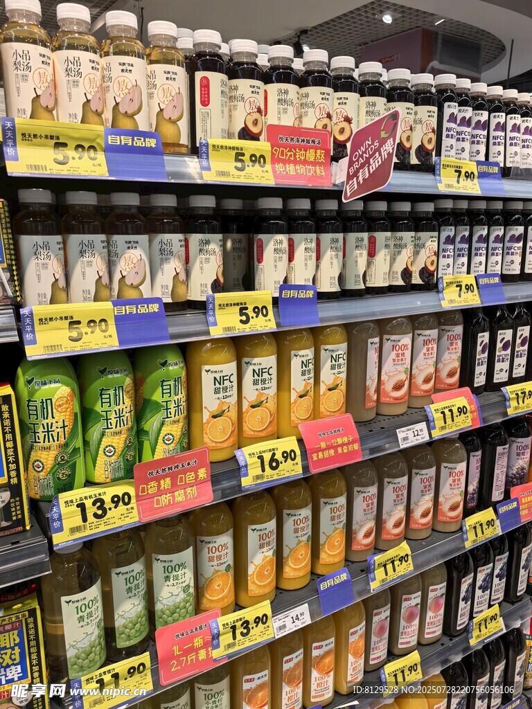 超市货架上琳琅满目的商品