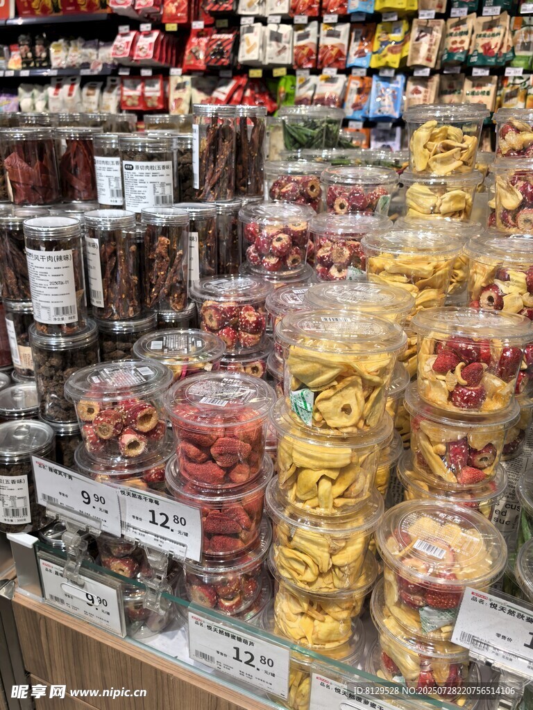超市货架上琳琅满目的零食