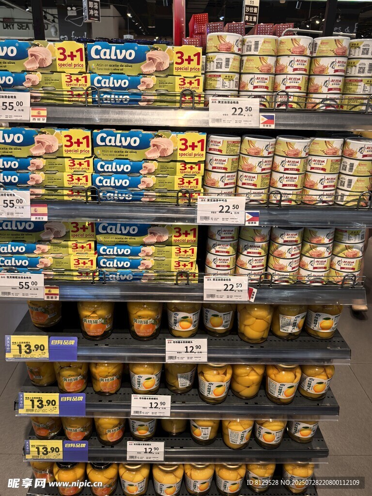 超市货架上的多样食品