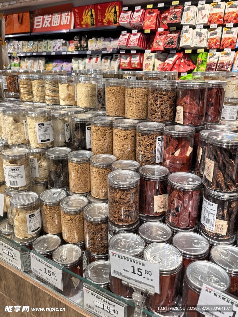 超市货架上的多样罐装食品
