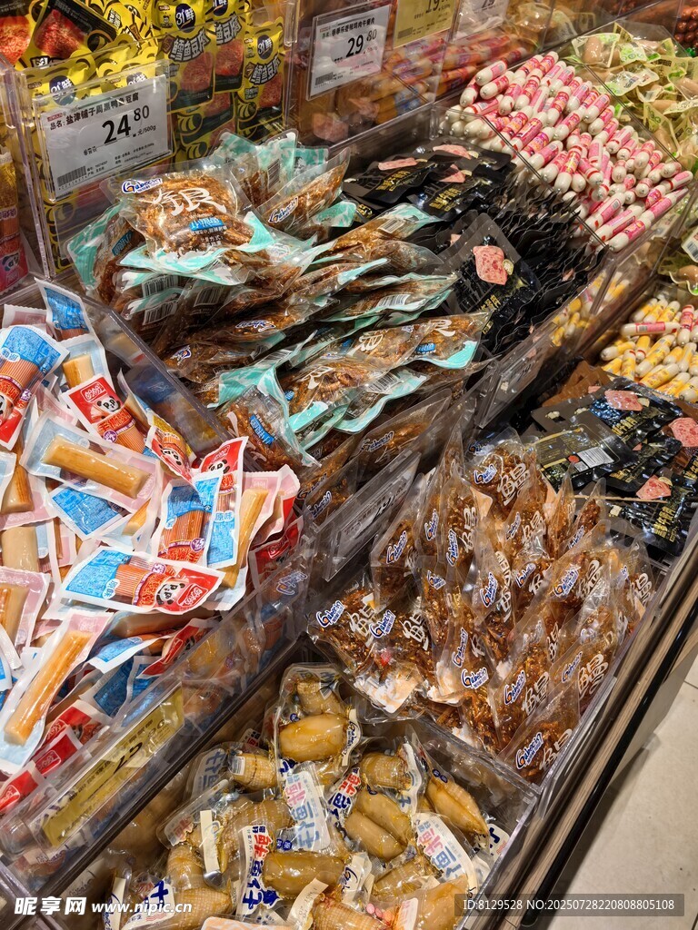 缤纷多样的美味零食陈列