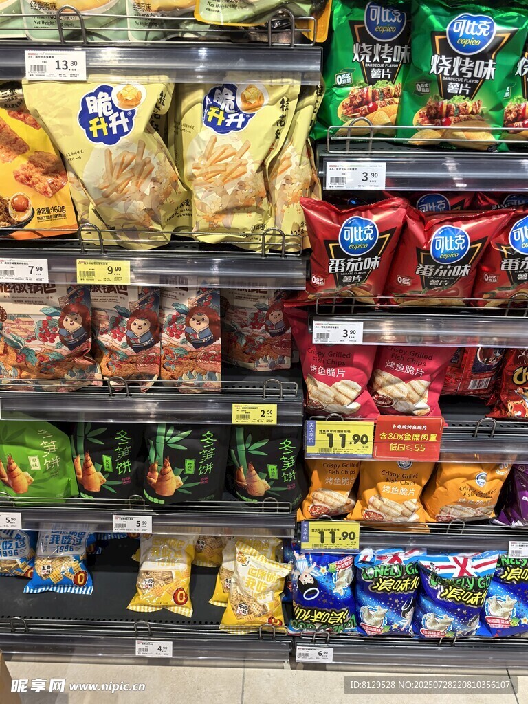 超市货架上琳琅满目的零食